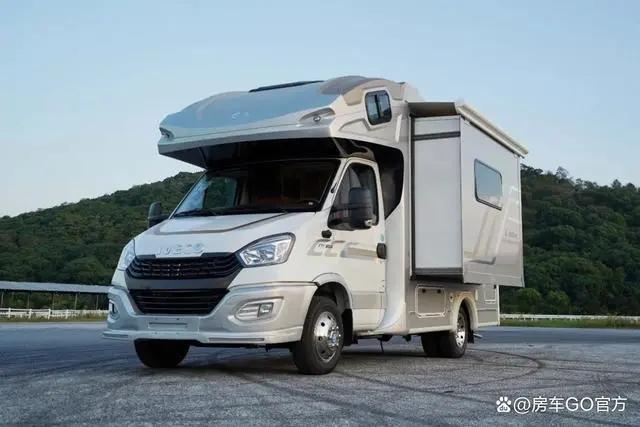 隆翠1号C618旗舰版房车，零下35-45度四季畅行，轻量化双拓展车型