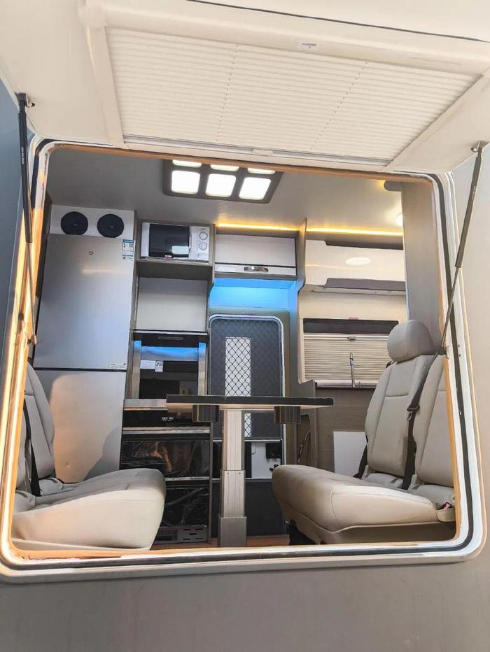 随风JMC江铃C型自动旅居车 侧开舱设计 雅致温馨旅居空间