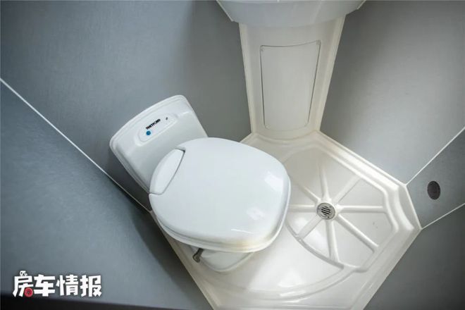 依维柯房车里的空间之王！独立一室一厅一卫，比住酒店还自在