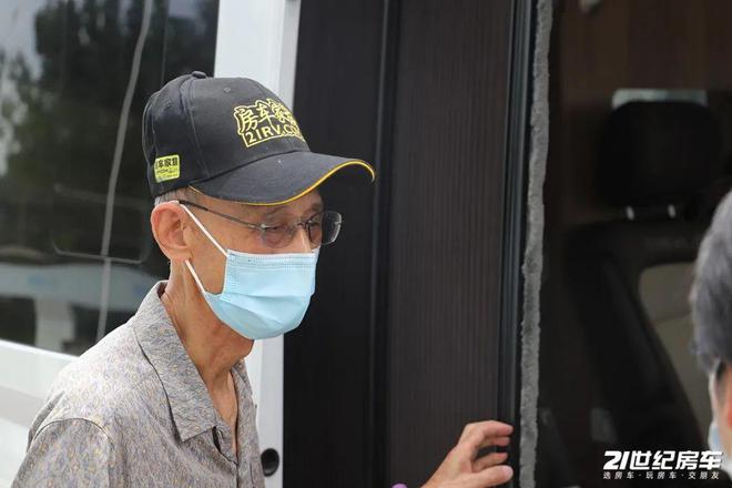 老年人的人生就该被定义吗?86岁老先生用房车旅行生活来证明 老年人的人生就该被定义吗?86岁老先生用房车旅行生活来证明