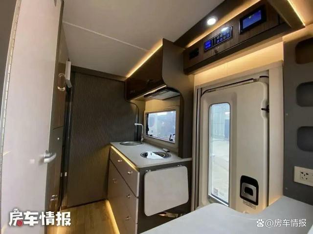 女主人喜欢的房车长啥样？带独立厨房能施展厨艺，超大空间真舒坦
