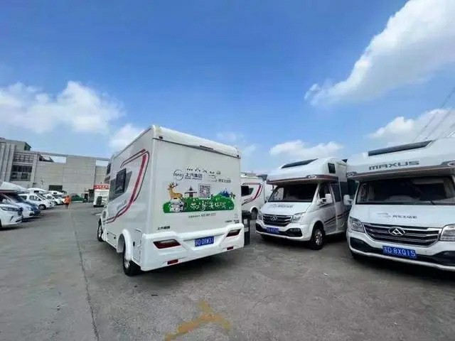 房车几乎租不到了、营地一位难求，今年国庆开着房车在城里玩露营火了