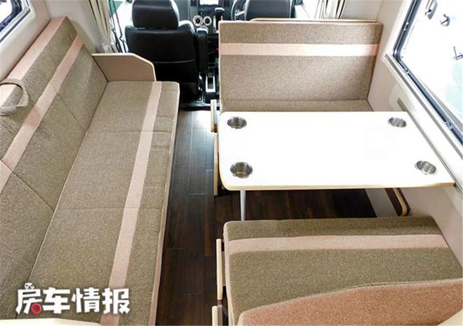 长度不到5米的丰田房车，客厅能坐7人还有两张双人床，咋设计的？