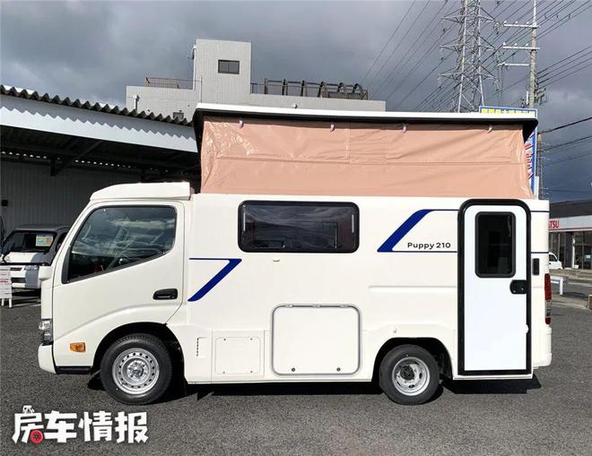 丰田轻卡房车，高度仅2.09米通过性好能住四口，车顶设计真奇特！