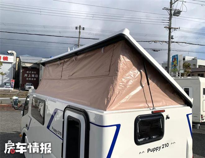 丰田轻卡房车，高度仅2.09米通过性好能住四口，车顶设计真奇特！