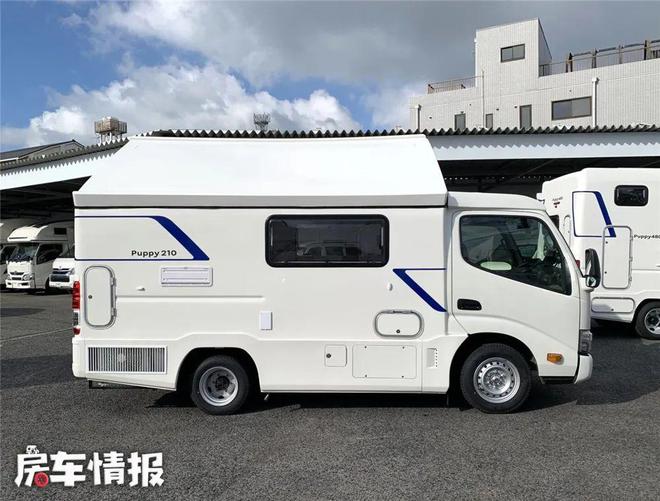 丰田轻卡房车，高度仅2.09米通过性好能住四口，车顶设计真奇特！