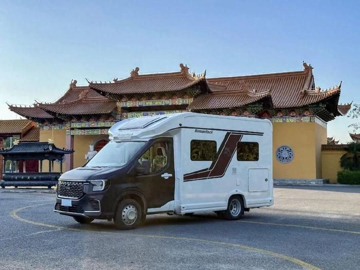 罗曼特斯海豚T型房车 福特全顺T8底盘 双航空座椅布局 精致商旅风